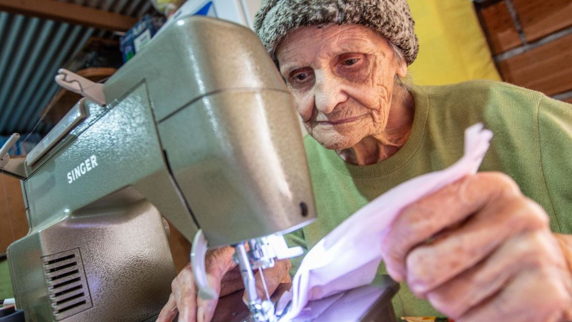 Mujeres montaron talleres en sus casas para hacer barbijos