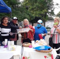 Salteñas dieron el desayuno a jubilados que hacían cola para cobrar en el banco