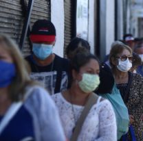 <p>(200330) — CHILLAN, 30 marzo, 2020 (Xinhua) — Personas portan mascarillas mientras hacen fila para entrar a un supermercado, en la ciudad de Chillán, en la región de Ñuble, Chile, el 30 de marzo de 2020. El gobierno chileno informó el lunes
