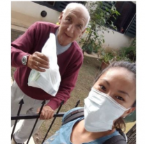 J&oacute;venes salte&ntilde;os hacen las compras para los que no pueden salir