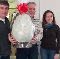Una chocolatería regaló un huevo de Pascuas gigante al Materno Infantil