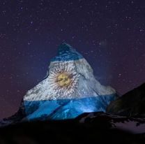 La bandera argentina fue proyectada sobre la monta&ntilde;a m&aacute;s famosa de Los Alpes