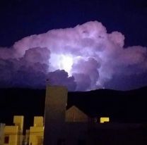 Cientos de salteños vieron esta nube, pero no se dieron cuenta de que “paseaban los ovnis”