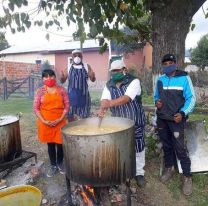 Salte&ntilde;os solidarios entregan un plato de comida a m&aacute;s de 400 personas en Quijano