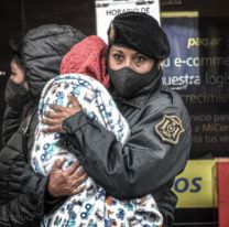 Salte&ntilde;a fue al Correo y una polic&iacute;a cuid&oacute; a su beb&eacute; para que entre a cobrar el bono