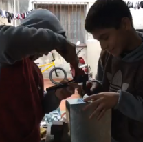 VIDEO | Changuito salteño hace palitas para vender y ayudar a su papá luego de un ACV