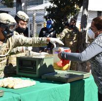 El Ej&eacute;rcito distribuy&oacute; locro en barrios salte&ntilde;os por el 25 de mayo