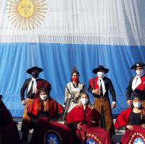 Una bandera gigante vistió de celeste y blanco a Cerrillos