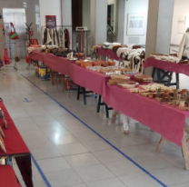 Los artesanos del mercado exponen y venden sus piezas en la Casa de la Cultura