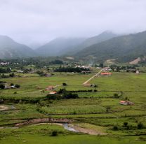 Salta trabaja en un camino hacia Los Toldos por territorio argentino
