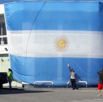 Una bandera gigante vistió de celeste y blanco a Cerrillos