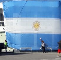 Una bandera gigante visti&oacute; de celeste y blanco a Cerrillos