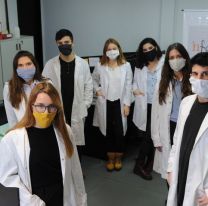 Los 7 magn&iacute;ficos: los j&oacute;venes talentos de la medicina que m&aacute;s saben de coronavirus en Argentina