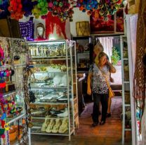 ÚLTIMOS D AS | Los artesanos del mercado exponen y venden sus piezas en la Casa de la Cultura
