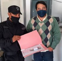 Policía encontró un fajo de billetes y no descansó hasta hallar al dueño: la cifra que devolvió
