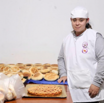 Lorena tiene un retraso madurativo y con su pensión alimenta a más de 100 chicos