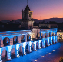 Día de la Patria: Iluminaron el Cabildo de Salta con los colores patrios