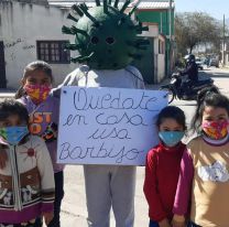 VIDEO | Abuelo salte&ntilde;o se disfraza de “Coronavirus” y sale a las calles a generar consciencia