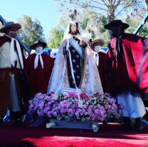 Seclant&aacute;s: Con la gente en sus casas, sacaron en procesi&oacute;n a la Virgen del Carmen por el pueblo
