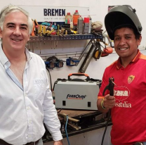 Entregan máquinarias para emprender y se pagan con trabajo