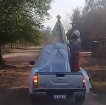 Con la gente en sus casas, sacaron en procesión a la Virgen de la Merced en Urundel