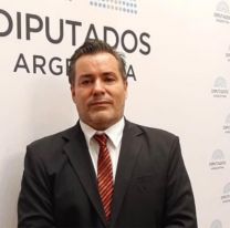 Inadmisible escena de un diputado salte&ntilde;o con una chica en medio de la sesi&oacute;n