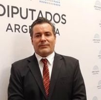 Inadmisible escena de un diputado salteño con una chica en medio de la sesión