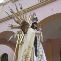 Con la gente en sus casas, sacaron en procesi&oacute;n a Nuestra Sra. de las Mercedes en Campo Quijano