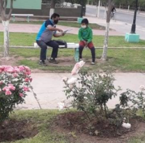 Maestro salteño lleva las tareas a sus alumnos que no tienen internet