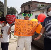 Con globos, carteles y aplausos, así recibieron a una salteña que venció al coronavirus