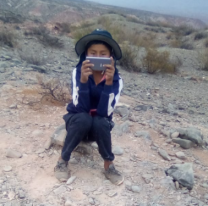 FOTOS | Conocé a Hernán, el salteñito que camina entre los cerros para hacer sus tareas