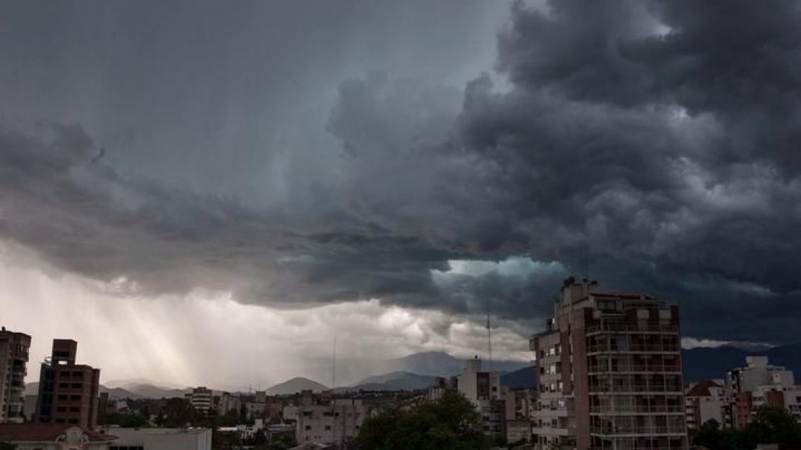 Rige un alerta por tormentas fuertes en Salta