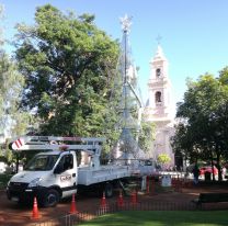 Comenz&oacute; el armado del arbolito de Navidad en plaza 9 de Julio