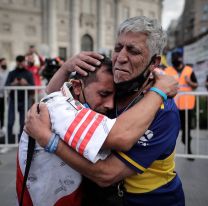 Llorando por Diego: la foto viral de un hincha de River y Boca abrazados