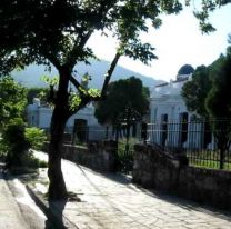 Padres y docentes unidos en un abrazo simb&oacute;lico para que vuelvan las clases