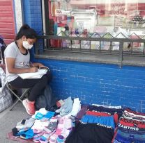 Salteña se gana la vida vendiendo medias y quiere ser profesora