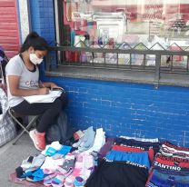 Salteña se gana la vida vendiendo medias y quiere ser profesora