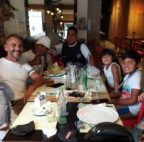 Estaban comiendo, aparecieron unos nenes a vender y les invitaron el almuerzo