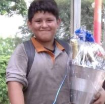 “Changuito” salte&ntilde;o trabaja para ayudar a su mam&aacute;: mir&aacute; el regalo que le lleva