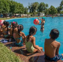 Escuela de natación gratuita: el lunes 28 inician las inscripciones