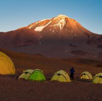 Turismo aventura en un campamento base en el Llullaillaco a 4300 msnm