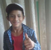 Raúl tiene 13 años y es vendedor ambulante para poder comprar los útiles del colegio