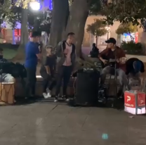 VIDEO | Salteño se sacó su mochila de Pedidos Ya y la rompió cantando en Plaza 9 de Julio