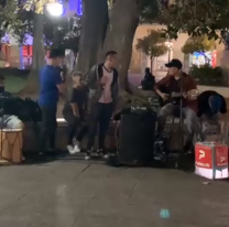 VIDEO | Salte&ntilde;o se sac&oacute; su mochila de Pedidos Ya y la rompi&oacute; cantando en Plaza 9 de Julio