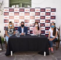 “Mujeres en el escenario  en el anfiteatro “Cuchi” Leguizamón