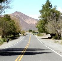 Un maestro vuelve caminando de los cerros, tras repartir las tareas a sus alumnos
