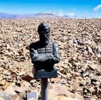 Un busto de G&uuml;emes se alza en una cumbre a 5.580 metros sobre el nivel del mar