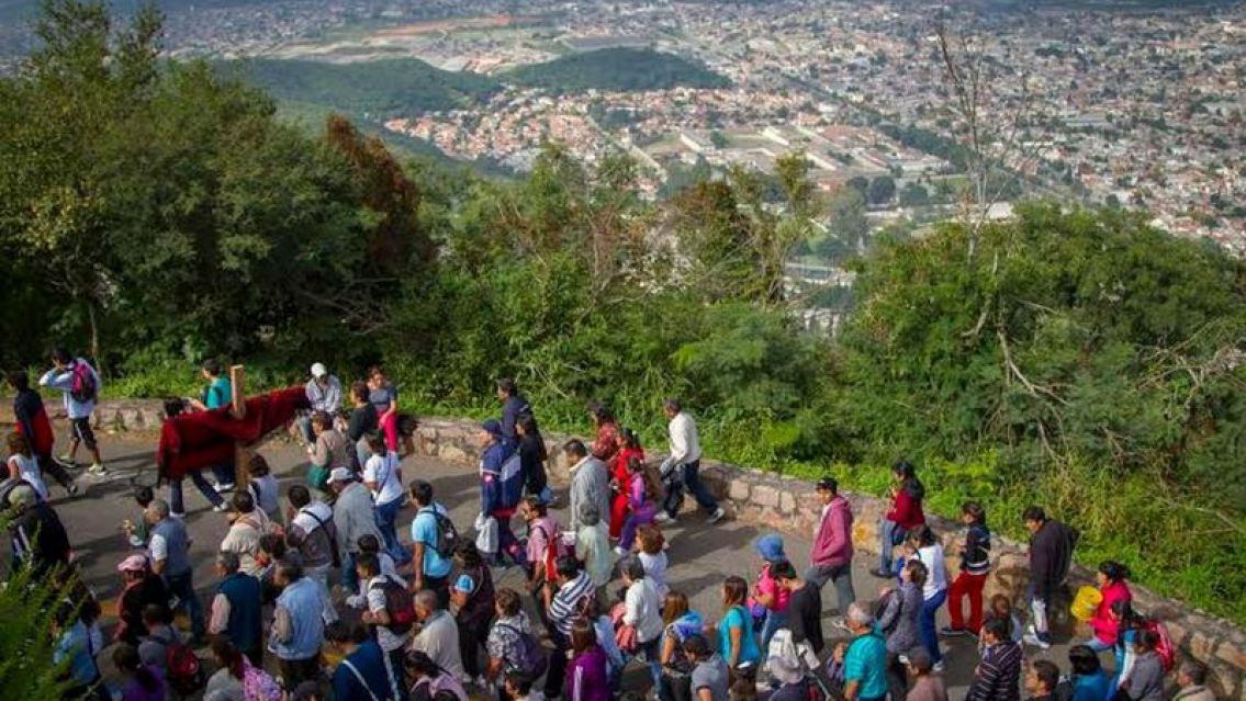 Semana Santa en Salta: ¿Se realizará el Vía Crucis del Cerro San Bernardo?  - Salta Soy