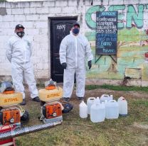 Vecinos del B&ordm; Islas Malvinas sanitizan las casas contra el COVID-19