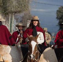Bettina Romero encabez&oacute; la marcha al h&eacute;roe gaucho, Mart&iacute;n Miguel de G&uuml;emes